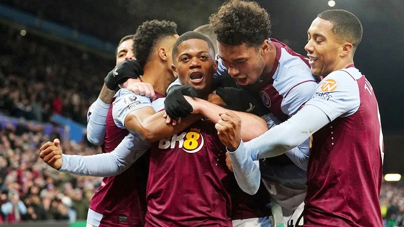 Leon Bailey thực hiện cú sút chệch hướng ở phút 74 giúp Aston Villa đánh bại Man.City 1-0.