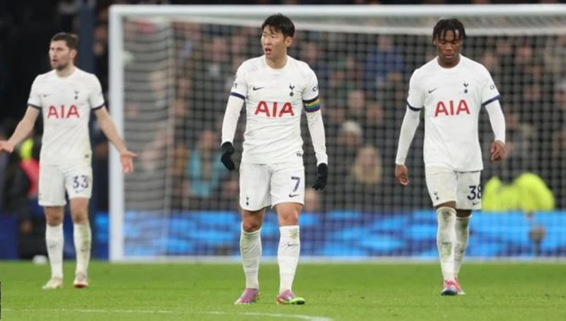 Tottenham là đội đầu tiên trong lịch sử Premier League mở điểm trong 5 trận liên tiếp mà không thắng trận nào.