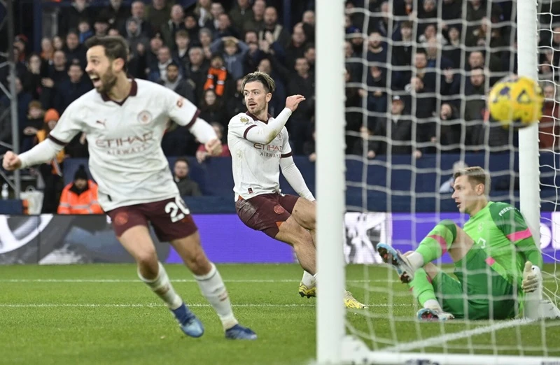 Man.City ngược dòng nhọc nhằn 2-1 tại Luton Town kết thúc mạch 4 trận không thắng.