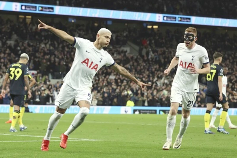 Tiền đạo Richarlison giải cơn khát bàn thắng khi ghi một bàn trong mỗi hiệp cho Tottenham.