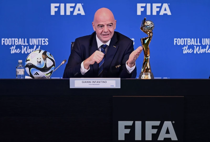 Chủ tịch FIFA, Gianni Infantino giới thiệu phiên bản chiếc cúp FIFA Club World Cup 2025.