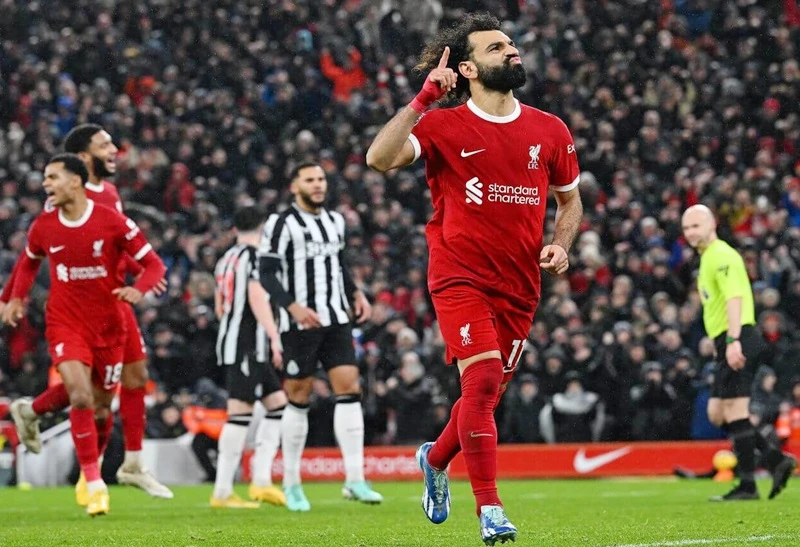 Mohamed Salah ghi cú đúp giúp Liverpool đánh bại Newcastle 4-2.