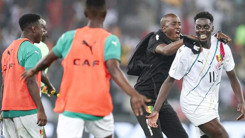 Mohamed Bayo ghi bàn ở phút bù giờ thứ 8 đưa Guinea vào tứ kết với chiến thắng 1-0 trước Guinea Xích đạo.