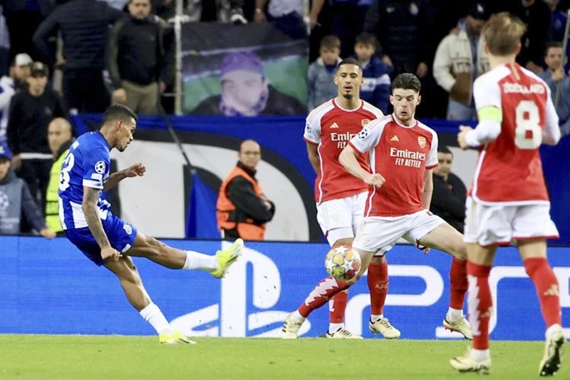 Wenderson Galeno ghi bàn ở phút bù giờ thứ 4 giúp Porto giành chiến thắng 1-0 trước Arsenal.