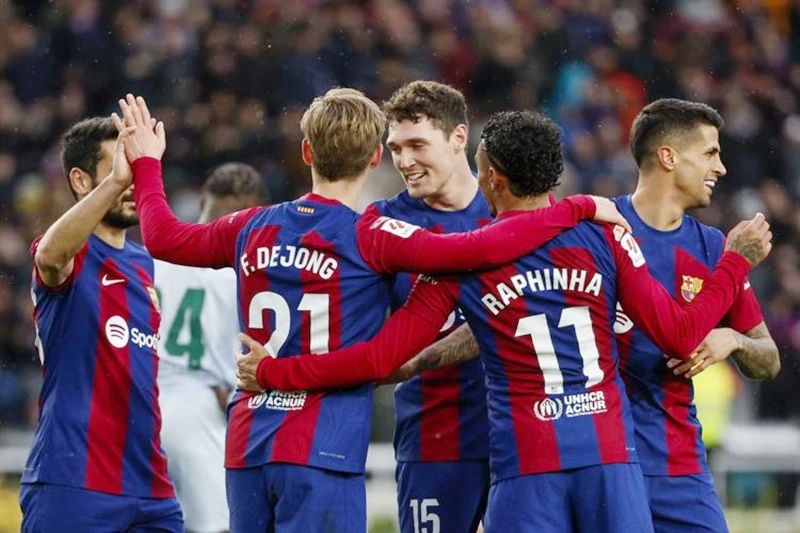 Barcelona sáng lên cơ hội bảo vệ chức vô địch La Liga khi đánh bại Getafe 4-0.
