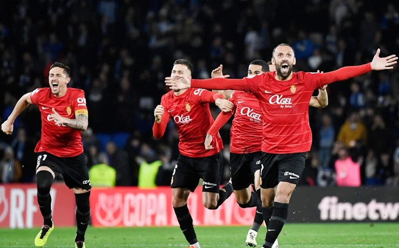 Mallorca đánh bại Real Sociedad 5-4 trong loạt sút luân lưu để lọt trở lại chung kết Cúp Nhà Vua sau 21 năm.