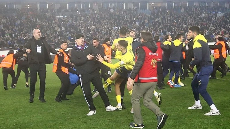 Quang cảnh hỗn loạn khi cầu thủ Fenerbahce bị người hâm mộ Trabzonspor lao vào sân tấn công.