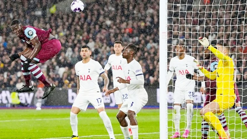 Kurt Zouma đánh đầu cân bằng tỷ số 1-1 giữa West Ham và Tottenham. 