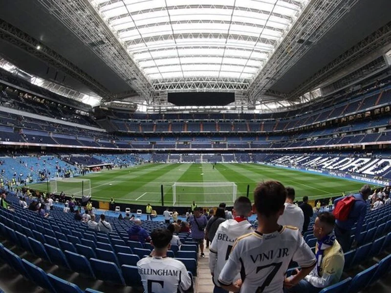 Real Madrid xin phép UEFA thi đấu với Man.City dưới mái vòm đóng kín ở sân Santiago Bernabeu.