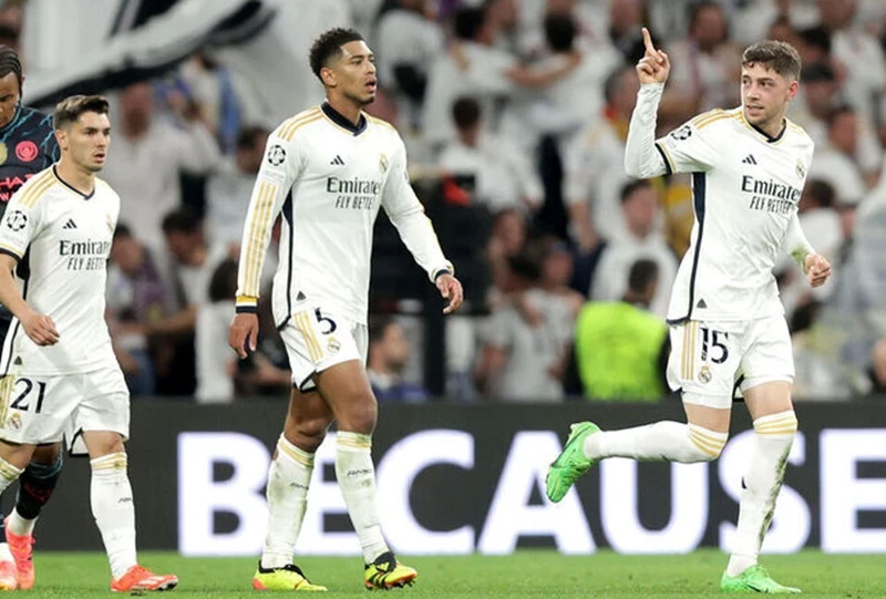Federico Valverde ghi bàn thắng tuyệt đẹp giúp Real Madrid cân bằng tỷ số hòa 3-3 trước Man.City. 