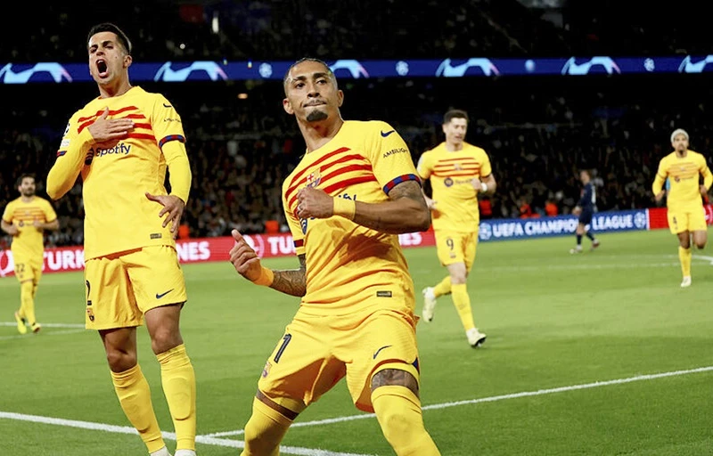 Raphinha bùng nổ ghi 2 bàn giúp Barcelona thắng 3-2 ngay trên sân Paris Saint-Germain.