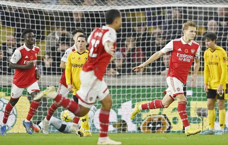 Arsenal trở lại ngôi đầu giải Ngoại hạng Anh bằng cách đánh bại Wolves 2-0 tại Molineux.