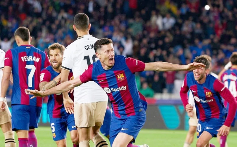 Barcelona ngược dòng đánh bại Valencia 4-2 nhờ cú hat-trick trong hiệp hai của Robert Lewandowski.