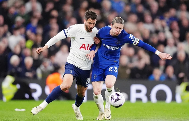 Tottenham thua 0-2 tại Chelsea khiến hy vọng Champions League ngày càng trở nên mong manh.