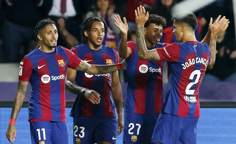 Barcelona giành lại vị trí thứ hai La Liga với chiến thắng 2-0 trên sân nhà trước Sociedad.