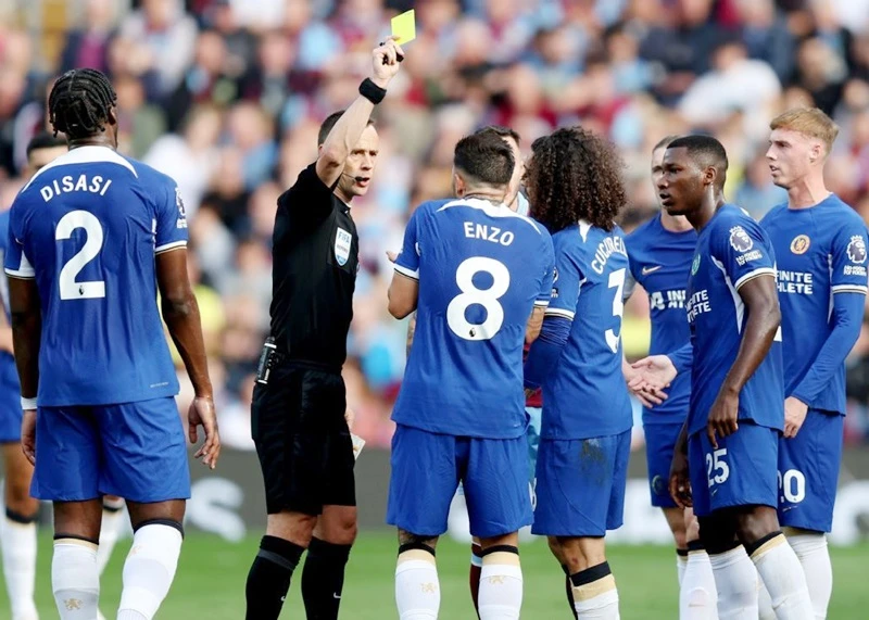 Chelsea phá kỷ lục về số thẻ vàng mà một đội nhận nhiều nhất một mùa giải ở Premier League.