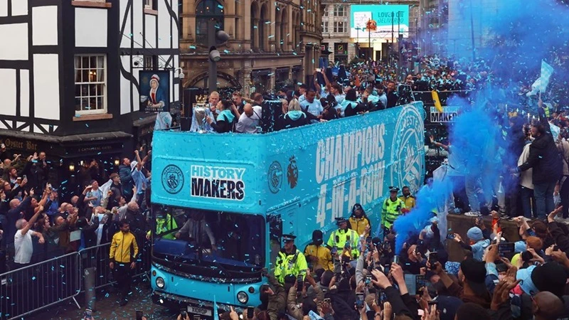 Man.City diễu hành mừng chức vô địch Premier League lịch sử- Ảnh 2.