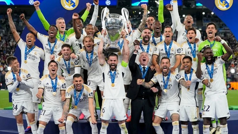 Real Madrid đã nâng cao chiếc cúp C1/Champions League lần thứ 15 kỷ lục.