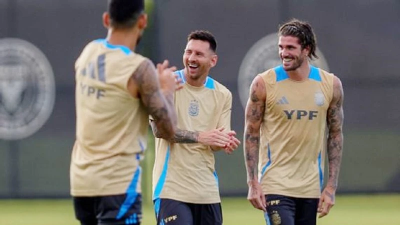 Lionel Messi khá thoải mái khi cùng đội tuyển Argentina chuẩn bị cho Copa America 2024.