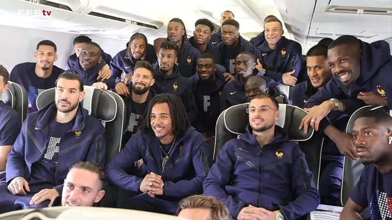Các cầu thủ Pháp chụp ảnh tập thể trên máy bay trước khi lên đường sang Đức dự Euro 2024