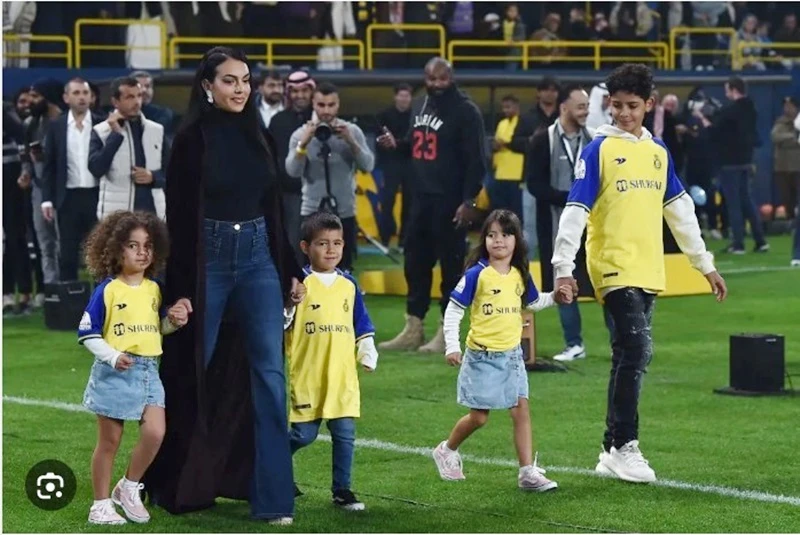 Georgina cùng các con của Ronaldo trong lễ ra mắt CR7 tại Al Nassr 