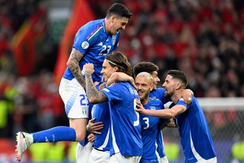 Italy ghi 2 bàn trong vòng 5 phút để ngược dòng đánh bại Albania 2-1.