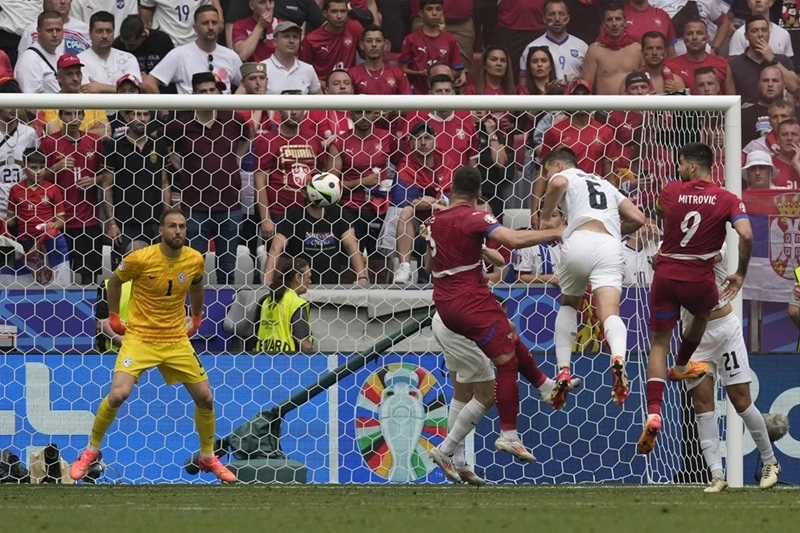 Luka Jovic đánh đầu ghi bàn gỡ hòa 1-1 ở phút bù giờ thứ 5 và trong cú chạm bóng cuối cùng của trận đấu.