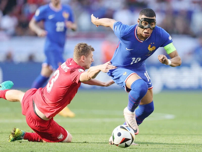 Kylian Mbappe bất tiện khi đeo mặt nạ bảo vệ mũi trong trận hòa 1-1 thất vọng trước Ba Lan.