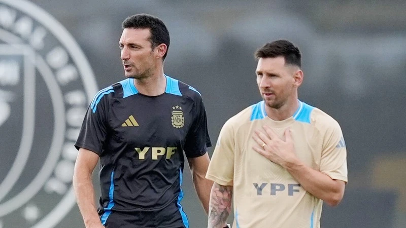 HLV Lionel Scaloni và ngôi sao Lionel Messi cùng lúc vắng mặt ở trận đấu cuối vòng bảng với Peru.