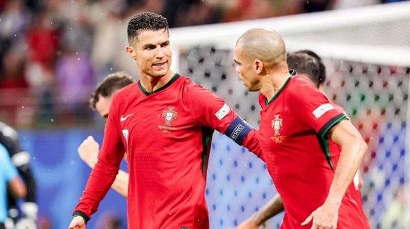 Pepe ca ngợi tác động tích cực mà Cristiano Ronaldo đang mang lại cho tuyển Bồ Đào Nha.