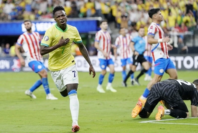 Vinicius Junior ghi hai bàn để giúp Brazil giành chiến thắng 4-1 trước Paraguay.