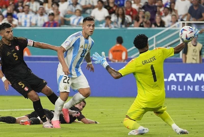 Lautaro Martinez đã lập cú đúp để giúp Argentina đánh bại Peru 2-0.