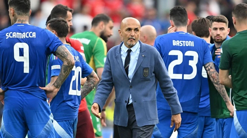 HLV Luciano Spalletti nhận trách nhiệm khi Italy bị loại trước vòng tứ kết Euro sau 20 năm.