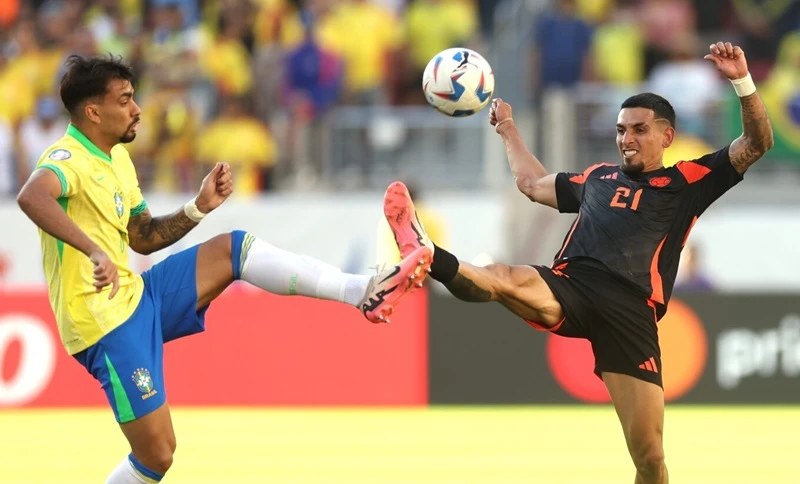 Colombia đã thành công bảo vệ ngôi đầu bảng D sau trận hòa 1-1 trước Brazil.
