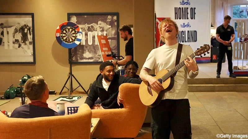 Ed Sheeran trong buổi giao lưu mới đây tại đại bản doanh của tuyển Anh trên đất Đức