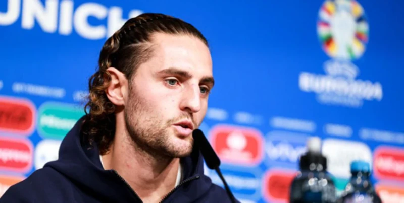 Rabiot là cầu thủ bên phía Pháp đại diện trả lời họp báo trước trận bán kết gặp Tây Ban Nha 