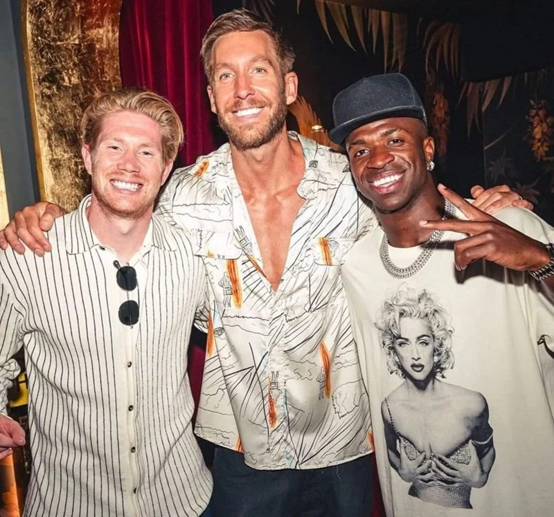 De Bruyne chụp hình cùng DJ Calvin Harris và Vinicius JR tại Ibiza