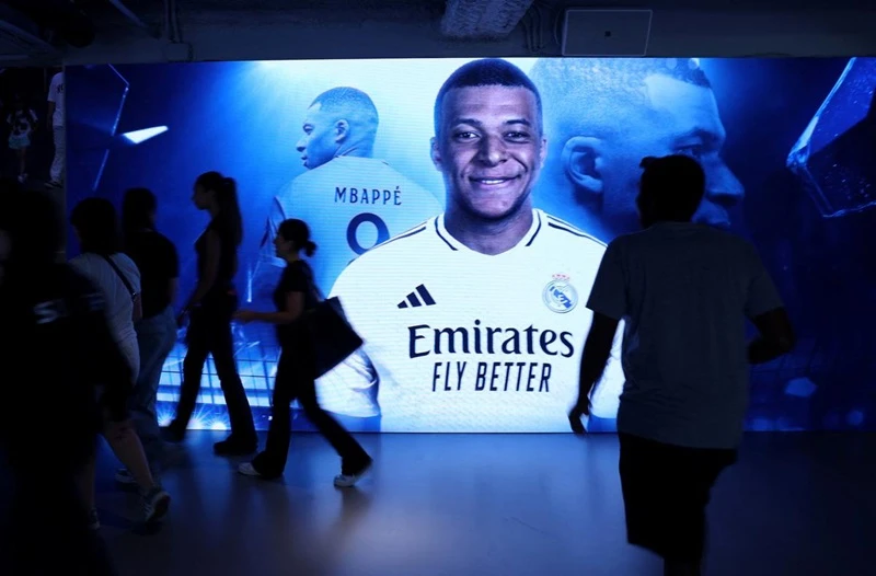 Kylian Mbappe chính thức ra mắt người hâm mộ Real Madrid tại sân Santiago Bernabeu vào thứ Ba.