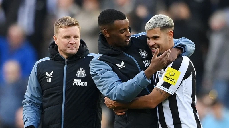 HLV Eddie Howe cùng các ngôi sao Alexander Isak và Bruno Guimaraes đều có thể rời Newcastle.