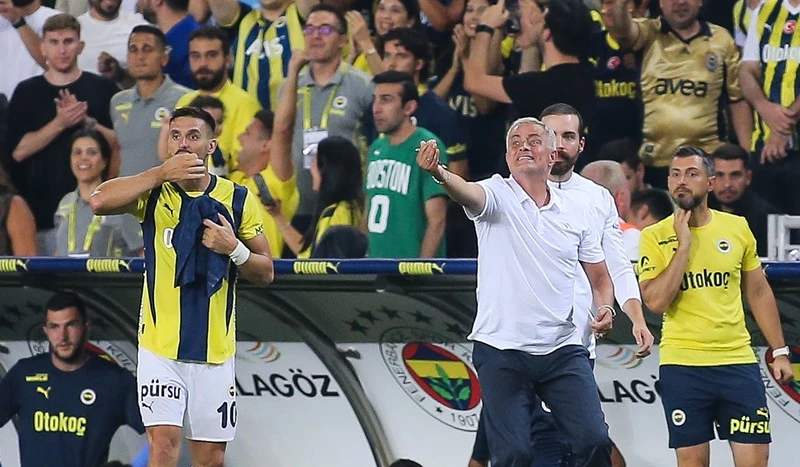 Hy vọng dẫn dắt Fenerbahce tranh tài ở Champions League của HLV Jose Mourinho đã sớm kết thúc.