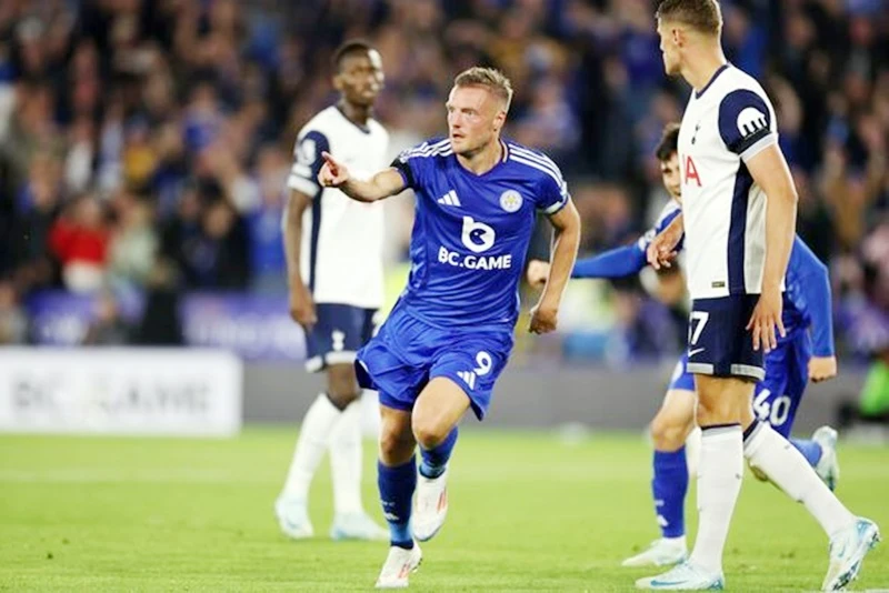 Jamie Vardy vẫn biết cách ghi bàn ở Premier League và có bàn thứ 8 ở ngay khai màn giải đấu.