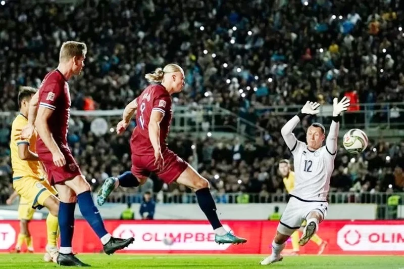 Erling Haaland im tiếng trước khung thành Kazakhstan khi Na Uy bị cầm hòa 0-0 tại Nations League.