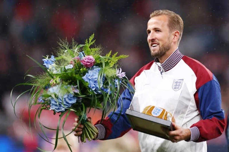 Harry Kane trong ngày đạt cột mốc 100 trận ra sân cho đội tuyển Anh