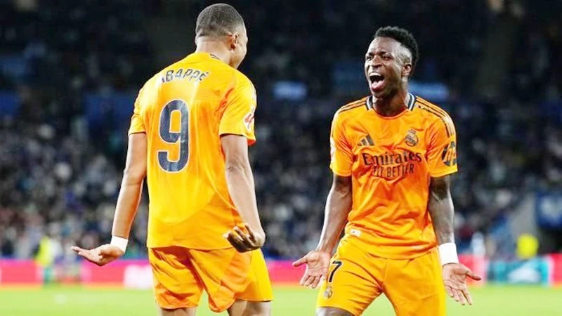 Kylian Mbappe và Vinicius Junior đều sút thắng phạt đền giúp Real Madrid thắng 2-0 tại Sociedad.