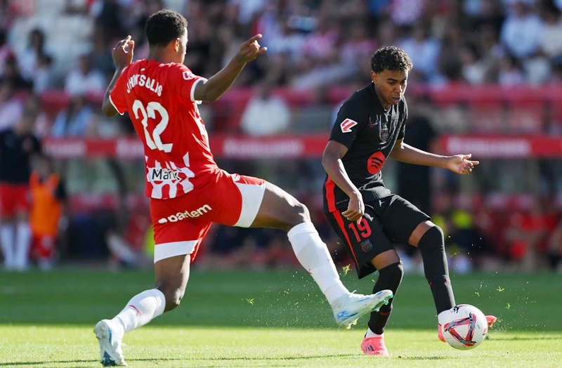 Ngôi sao trẻ Lamine Yamal dẫn dắt Barcelona thắng áp đảo 4-1 ngay trên sân Girona.