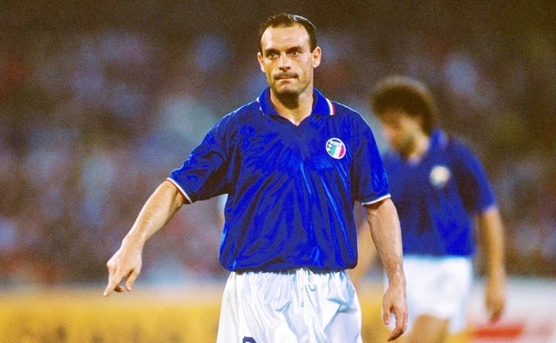 Salvatore Schillaci giành Giầy vàng và Quả bóng vàng ở kỳ giải lớn duy nhất sự nghiệp World Cup 1990.