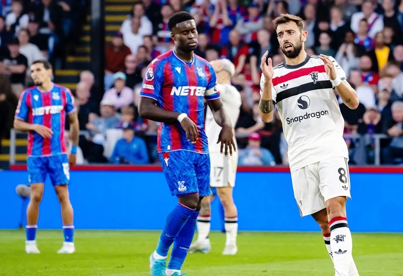 Bruno Fernandes và Man.United trả giá cho những cơ hội bỏ lỡ khi hòa 0-0 tại Crystal Palace. 