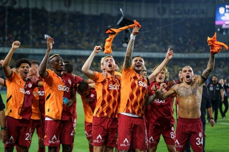 Các cầu thủ Galatasaray ăn mừng phấn khích sau khi hạ gục Fenerbahce với tỷ số 1-3