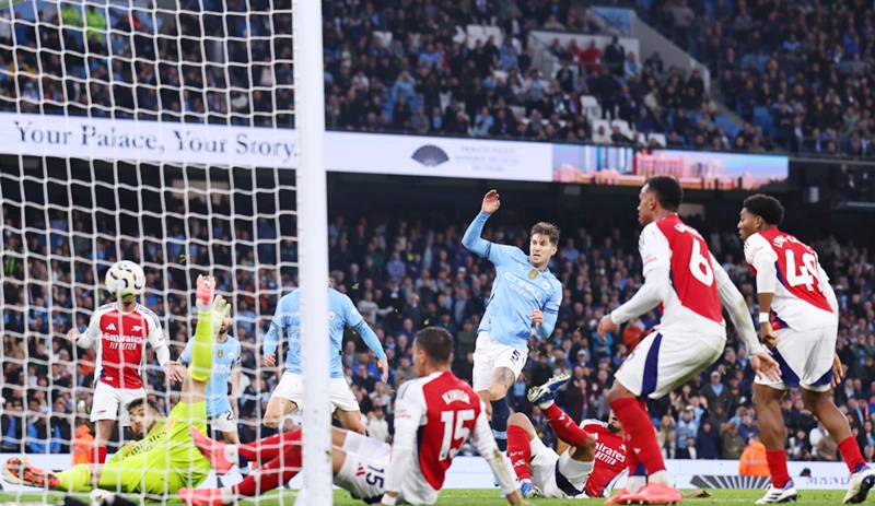 John Stones ghi bàn phút thứ 8 của hiệp phụ giúp Man.City giành trận hòa 2-2 trước Arsenal.