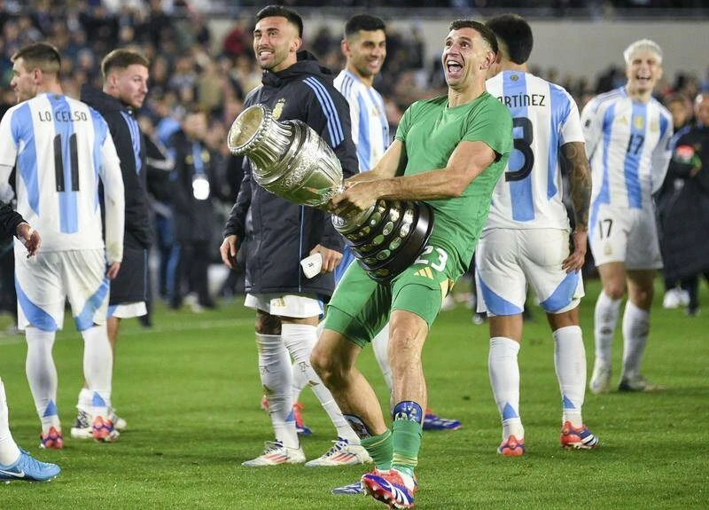 Emiliano "Dibu" Martinez bị đình chỉ thi đấu 2 trận vòng loại World Cup vì hành động này.